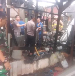 Babinsa dan Damkar Kolaborasi Cepat Padamkan Kebakaran di Durian Payung