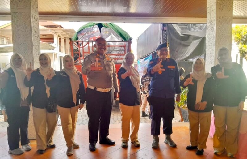 Eka Afriana Serahkan Bantuan Pemkot Bandar Lampung untuk Korban Bencana Sumatera